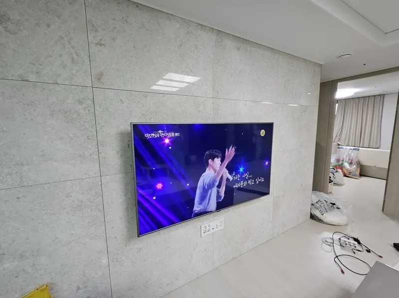 과천센트럴파크푸르지오써밋 무타공 벽걸이TV 복도쪽 사선