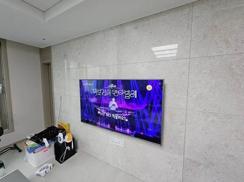과천센트럴파크푸르지오써밋 무타공 벽걸이TV 창쪽 사선